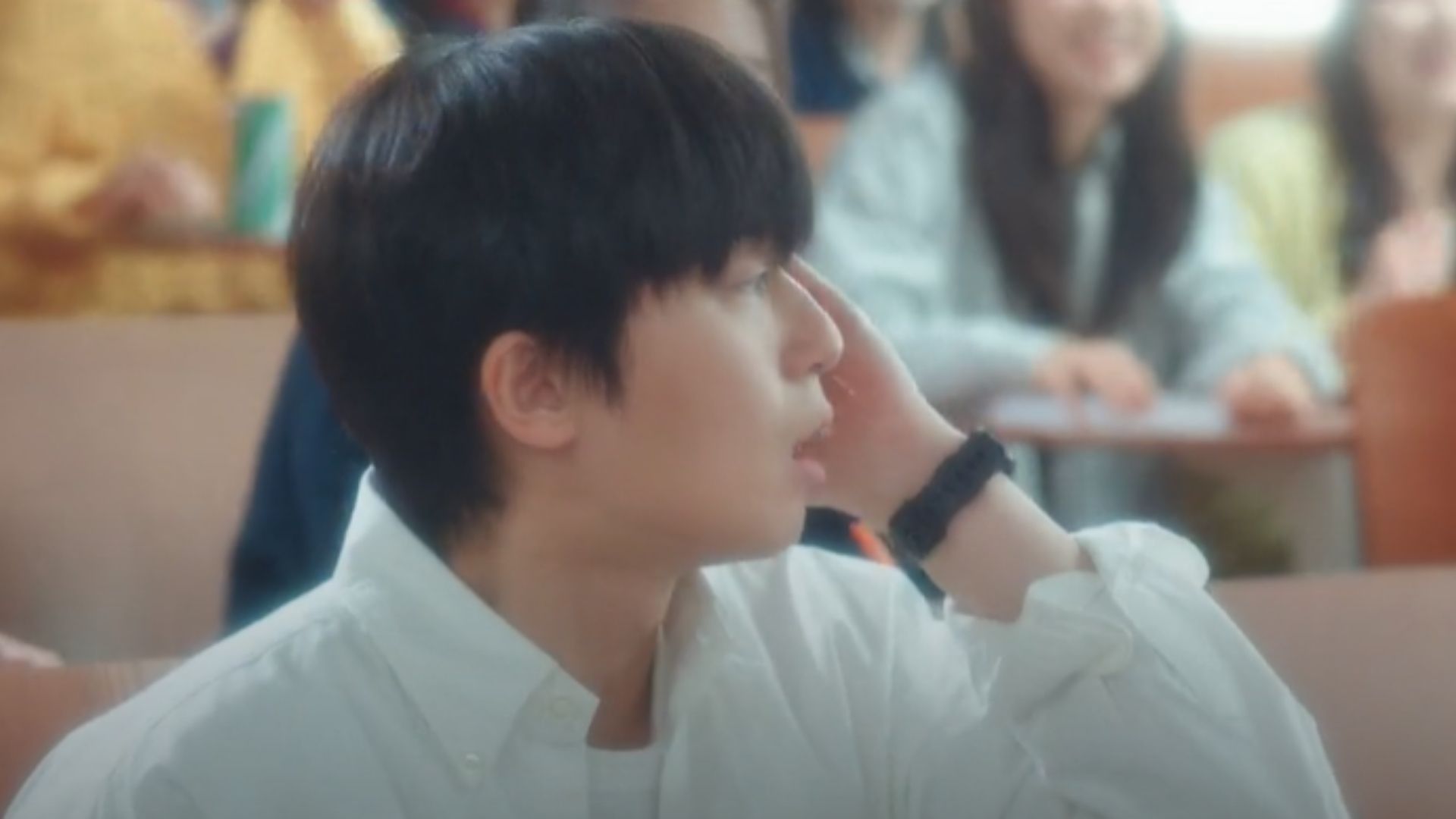 Haruki kịp thời mang hoa đến cứu vây cho Yuna giúp cô hoàn thành công việc trang trí tiệc cưới đúng thời hạn