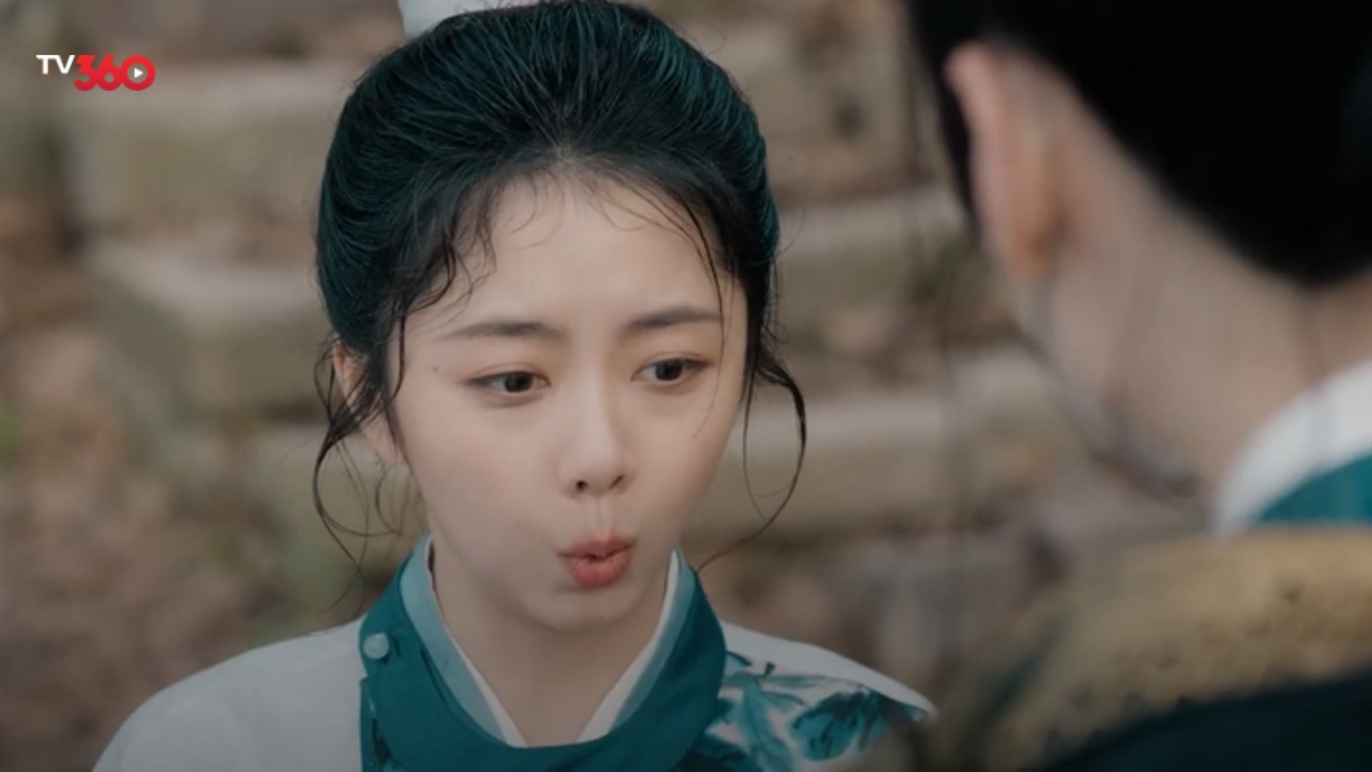 Tiêu Dao lo lắng ôm lấy Hồng Diệp khi anh bị thương nặng đồng thời trao cho anh lời hứa đồng hành mãi mãi