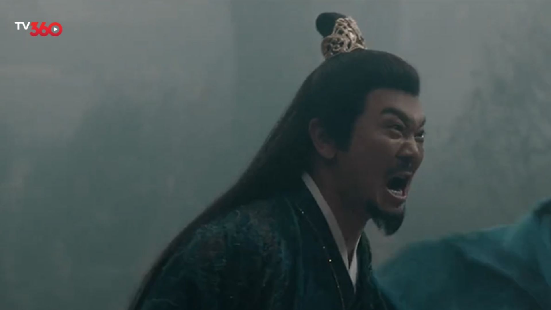 Bóng đen bí ẩn đứng trên vách đá cao nhìn xuống Vạn Yêu Cốc với ánh mắt tràn đầy dã tâm và âm mưu thôn tính