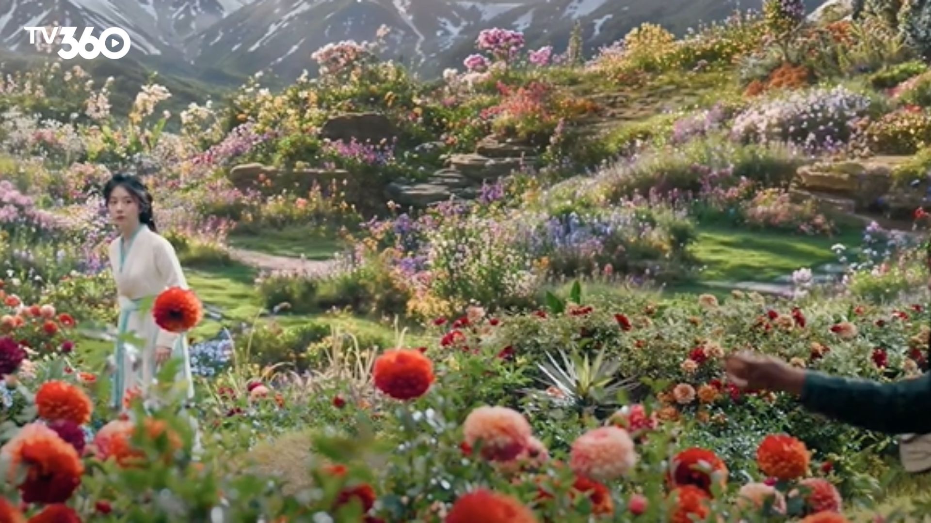 Hồng Diệp và Tiêu Dao mỉm cười tạm biệt dân làng để tiếp tục hành trình ngao du của mình