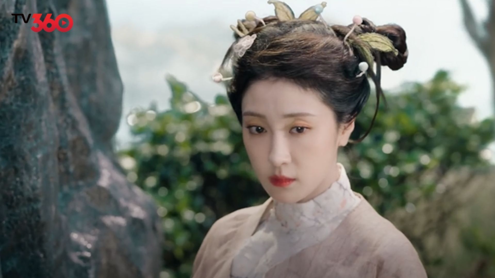 Hồng Diệp cảnh giác quan sát xung quanh núi tuyết trong khi Tiêu Dao đang bị cuốn hút bởi những linh vật cổ xưa