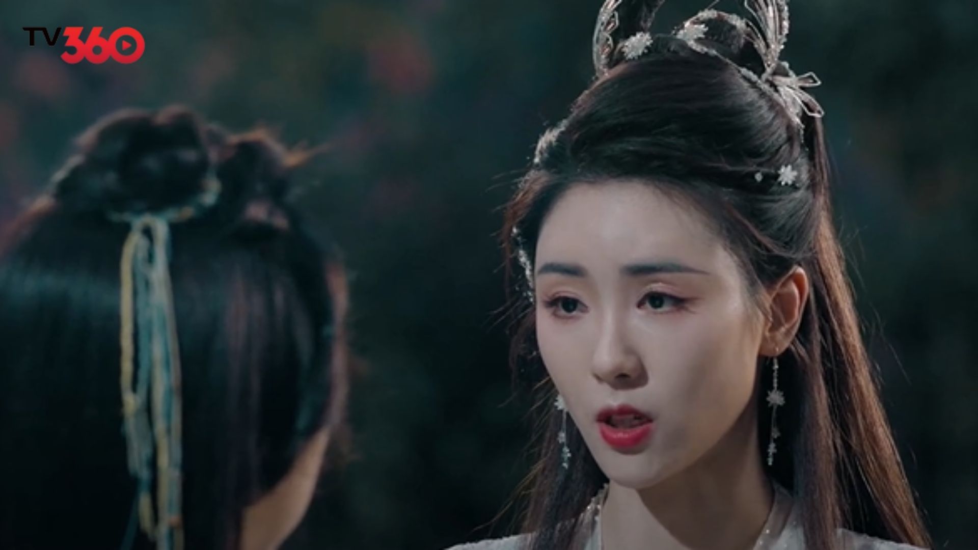 Hồng Diệp tiều tụy nhưng ánh mắt đầy kiên định khi đang truyền linh lực để giữ vững thần hồn cho Tiêu Dao