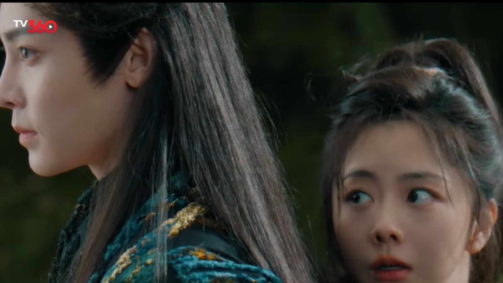 Ánh mắt rực lửa của Ninh Dịch khi bảo vệ Hồng Chỉ khỏi vòng vây