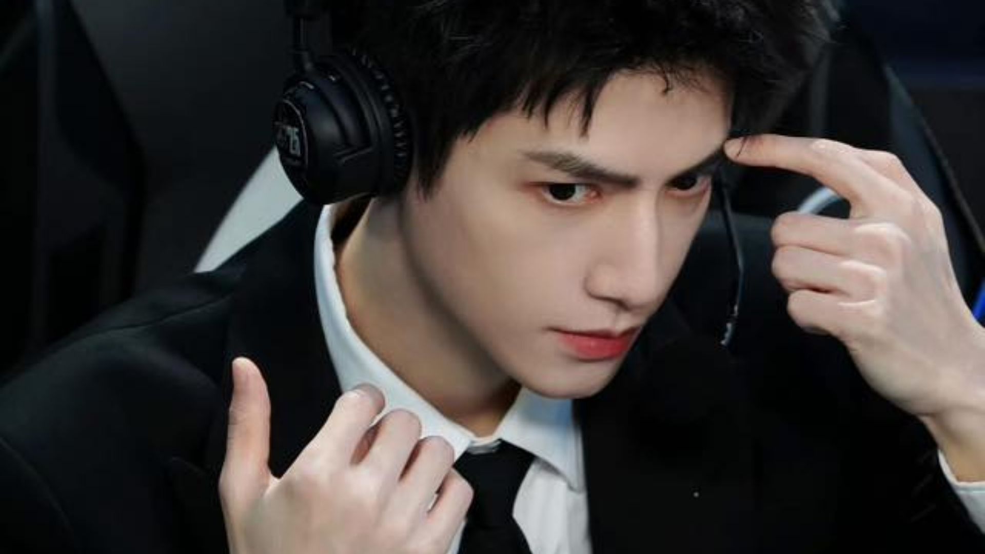 Thẩm Nguyên Bạch tỉ mỉ kiểm tra từng tấm giấy kỳ lạ vừa mới chế tạo xong