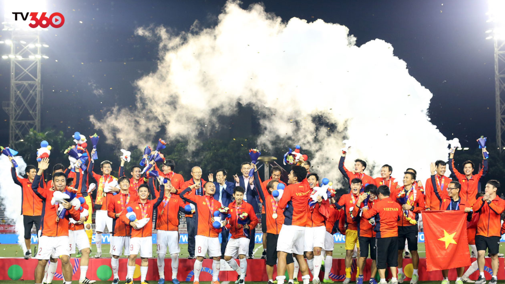 Đội tuyển nam phá vỡ lời nguyền 60 năm để giành cúp vô địch SEA Games 30