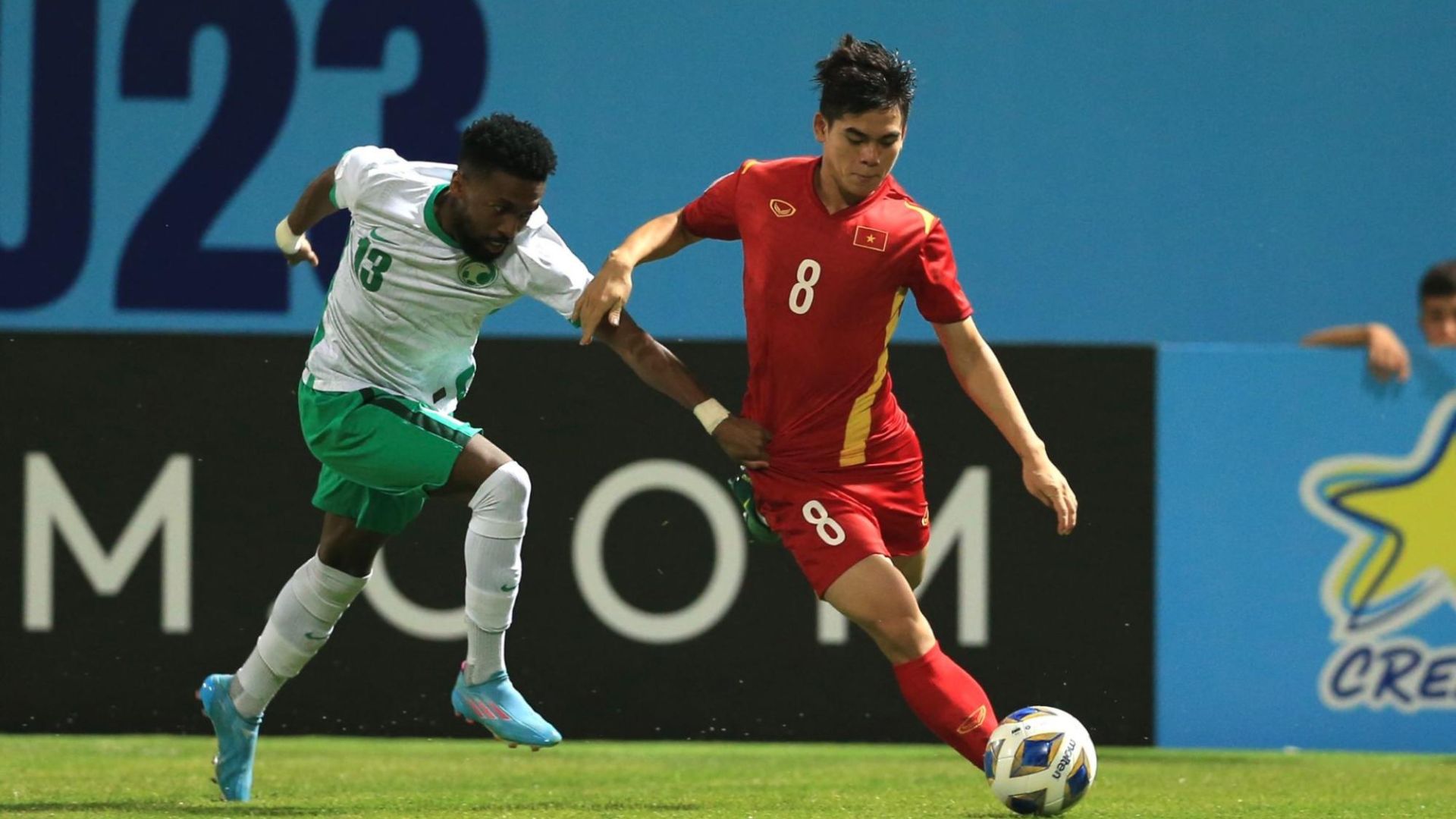 HLV Kim Sang Sik phải căng não để đưa chiến thuật trước trận đấu gặp U23 Ả Rập Xê Út