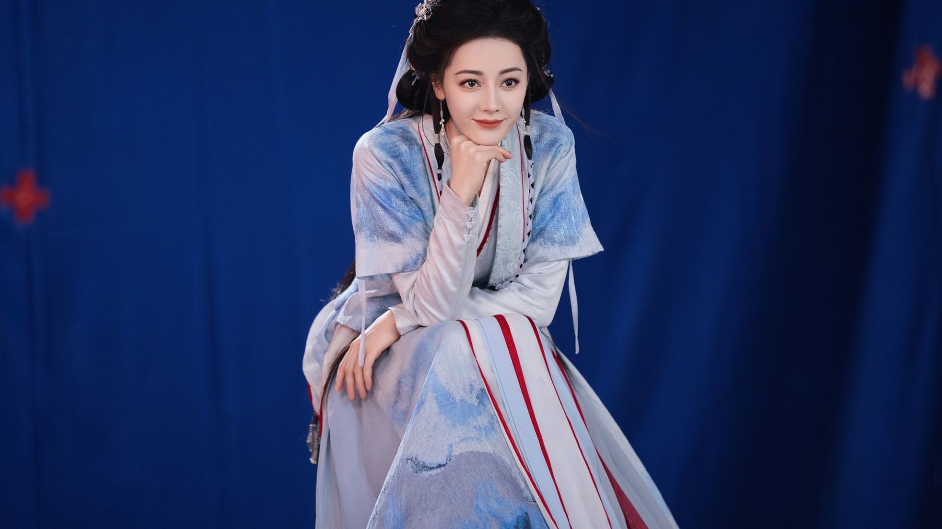 Địch Lệ Nhiệt Ba hóa thân Quỷ Vương Hạ Tư Mộ ma mị