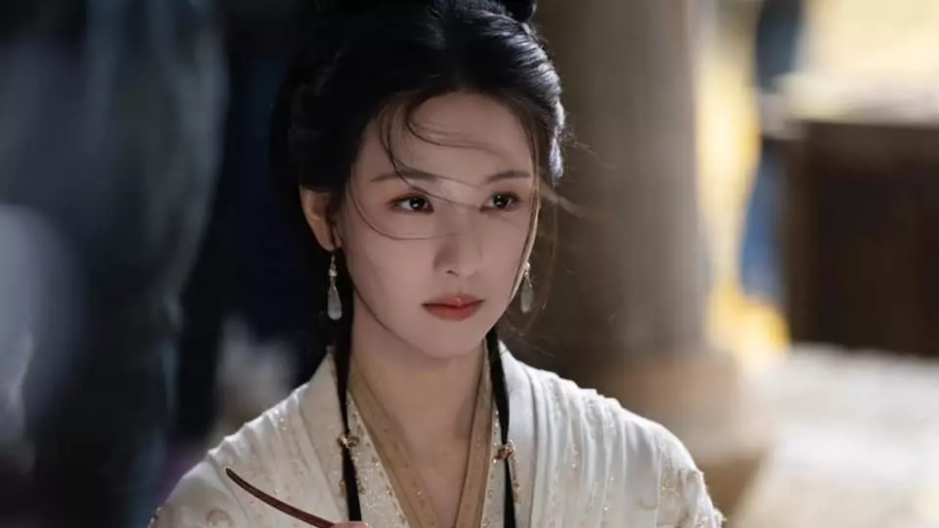 Tạo hình cổ trang lộng lẫy và sắc sảo của Trần Đô Linh 