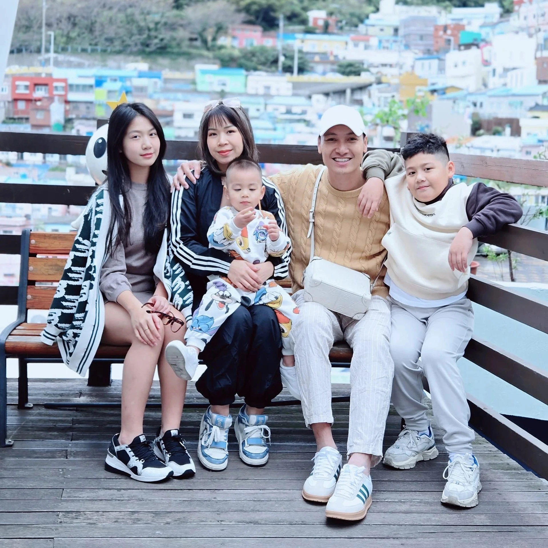 Mạnh Trường hạnh phúc viên mãn bên bà xã và các con