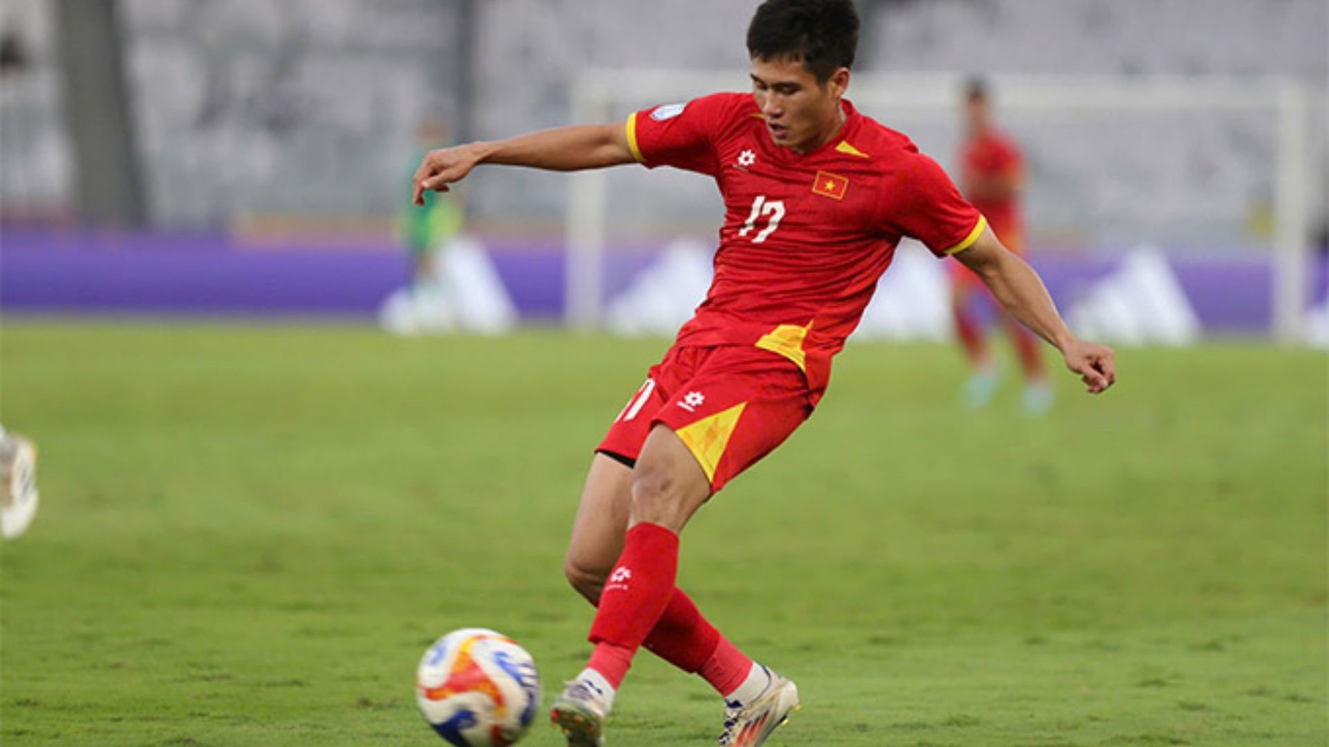 Tiền vệ Nguyễn Phi Hoàng