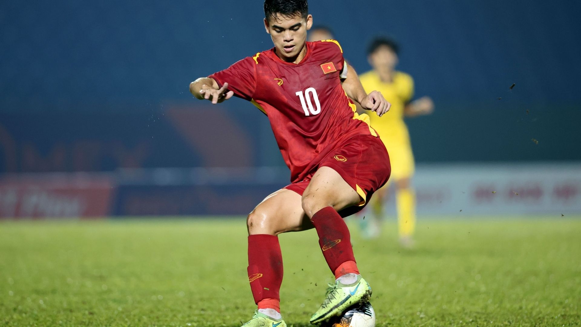 Tiền đạo Khuất Văn Khang