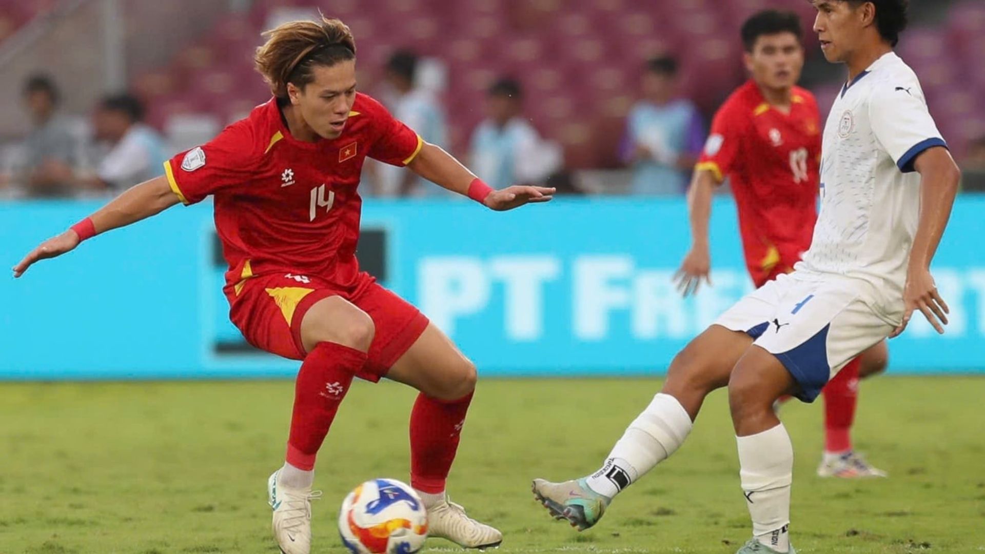 Tiền đạo Lê Viktor 