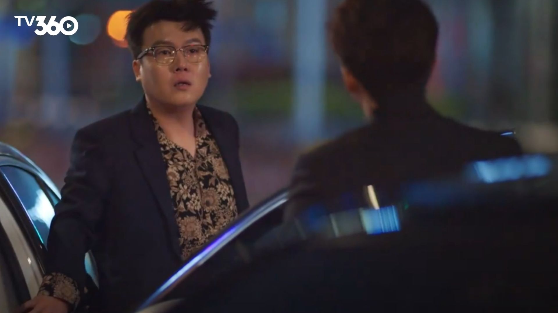 Cả nhóm bạn cùng nâng ly chúc mừng cho hành trình mới của gia đình nhỏ dưới ánh đèn lung linh của buổi tiệc