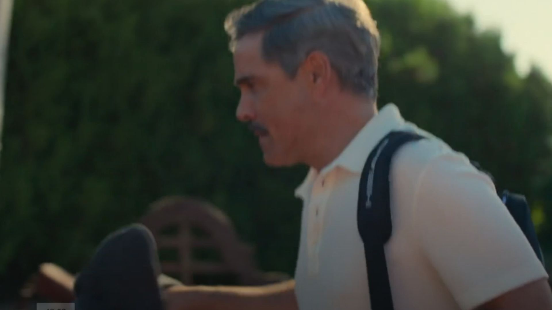 Jonathan Pine bí mật trao đổi thông tin với Roxana Bolaños để tìm cách triệt phá đường dây buôn bán vũ khí của Teddy Dos Santos