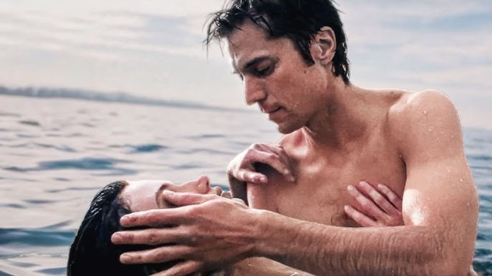 Ánh đèn sân khấu rực rỡ và hành trình tìm lại hình hài thực sự của tâm hồn.