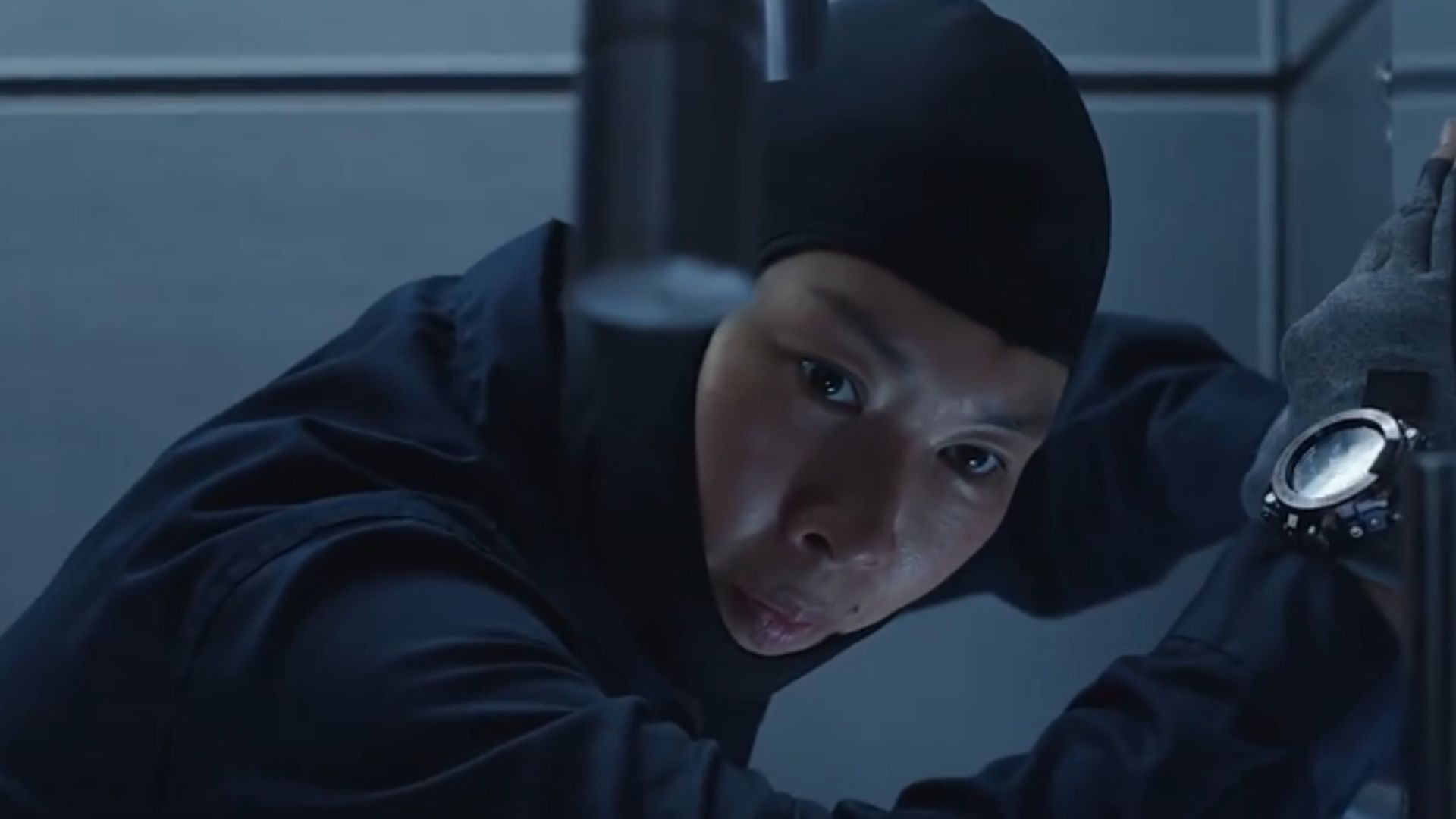 Các nhân vật trong phim Ác Nhân phải nấp sau đống đổ nát, tìm cách xác định vị trí của lực lượng bắn tỉa do J chỉ huy