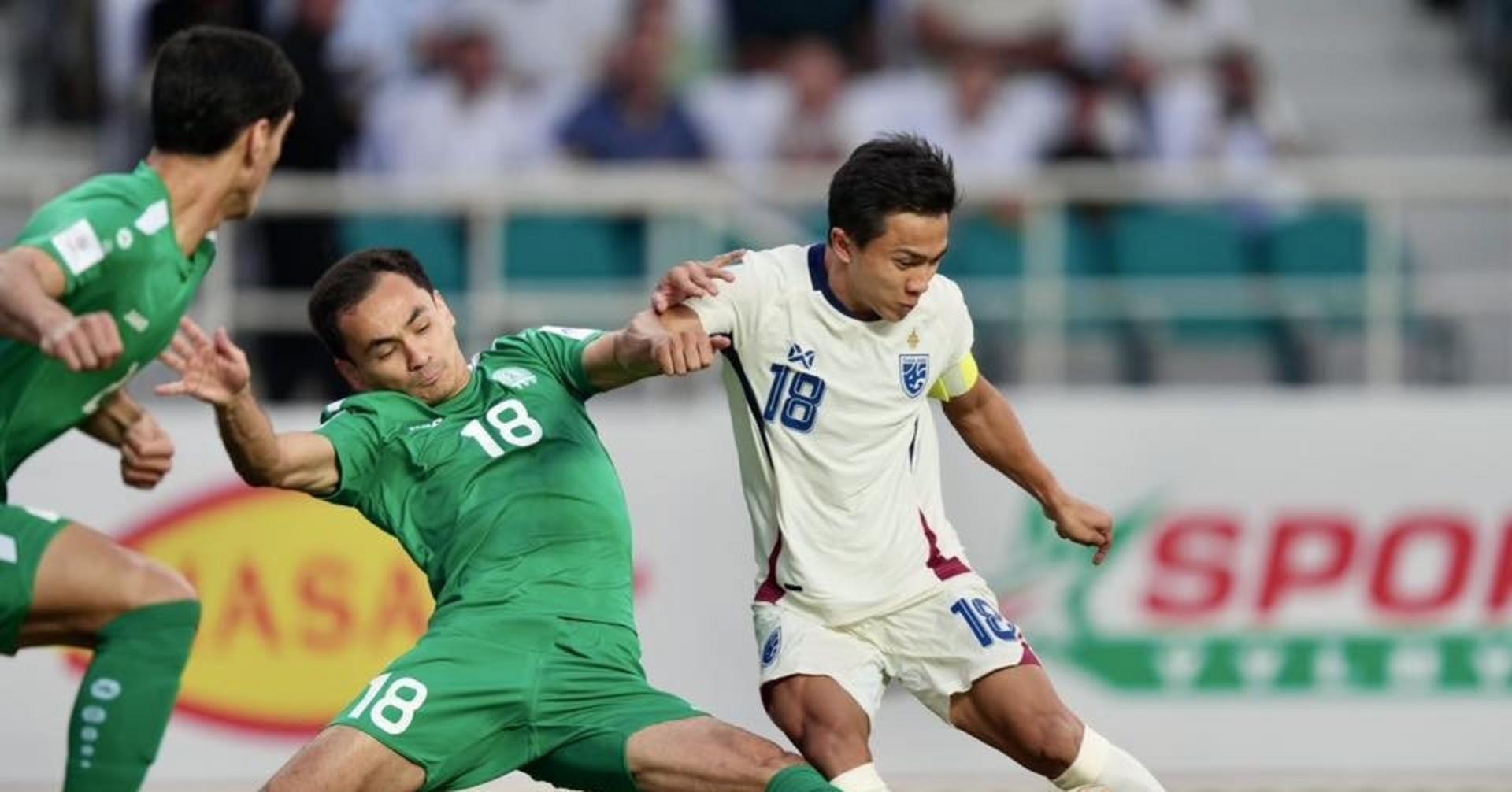Các cầu thủ Turkmenistan thi đấu với tinh thần quyết tâm tại vòng loại Asian Cup.