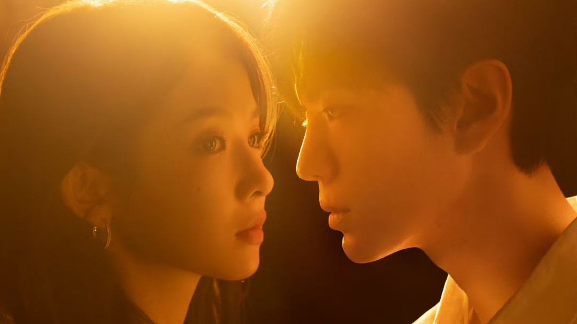 Bối Dao nỗ lực mỉm cười khích lệ Bùi Xuyên khi anh đang ngồi lặng lẽ trên xe lăn giữa sân trường vắng lặng