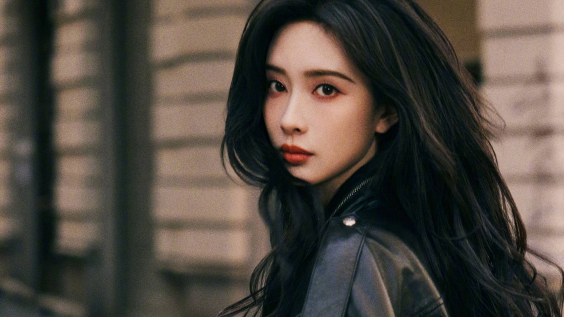 Thẩm Tịch Hoà nỗ lực kìm nén sự sắc sảo khi trực tiếp đối diện với ánh mắt thăm dò của Tiêu Hoa Ung tại mật thất Đông Cung trong tập 1