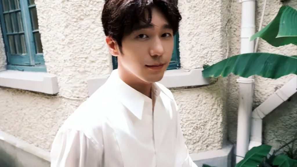 Bạch Vũ sở hữu vẻ ngoài nam tính cùng kỹ năng diễn xuất được công nhận rộng rãi