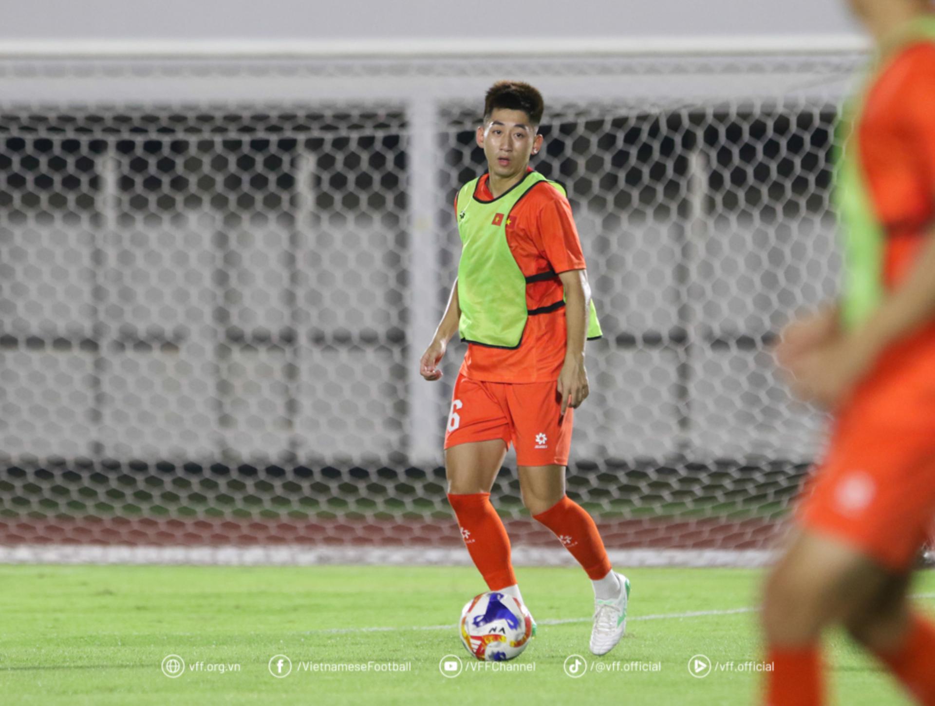 Trung vệ Nguyễn Nhật Minh