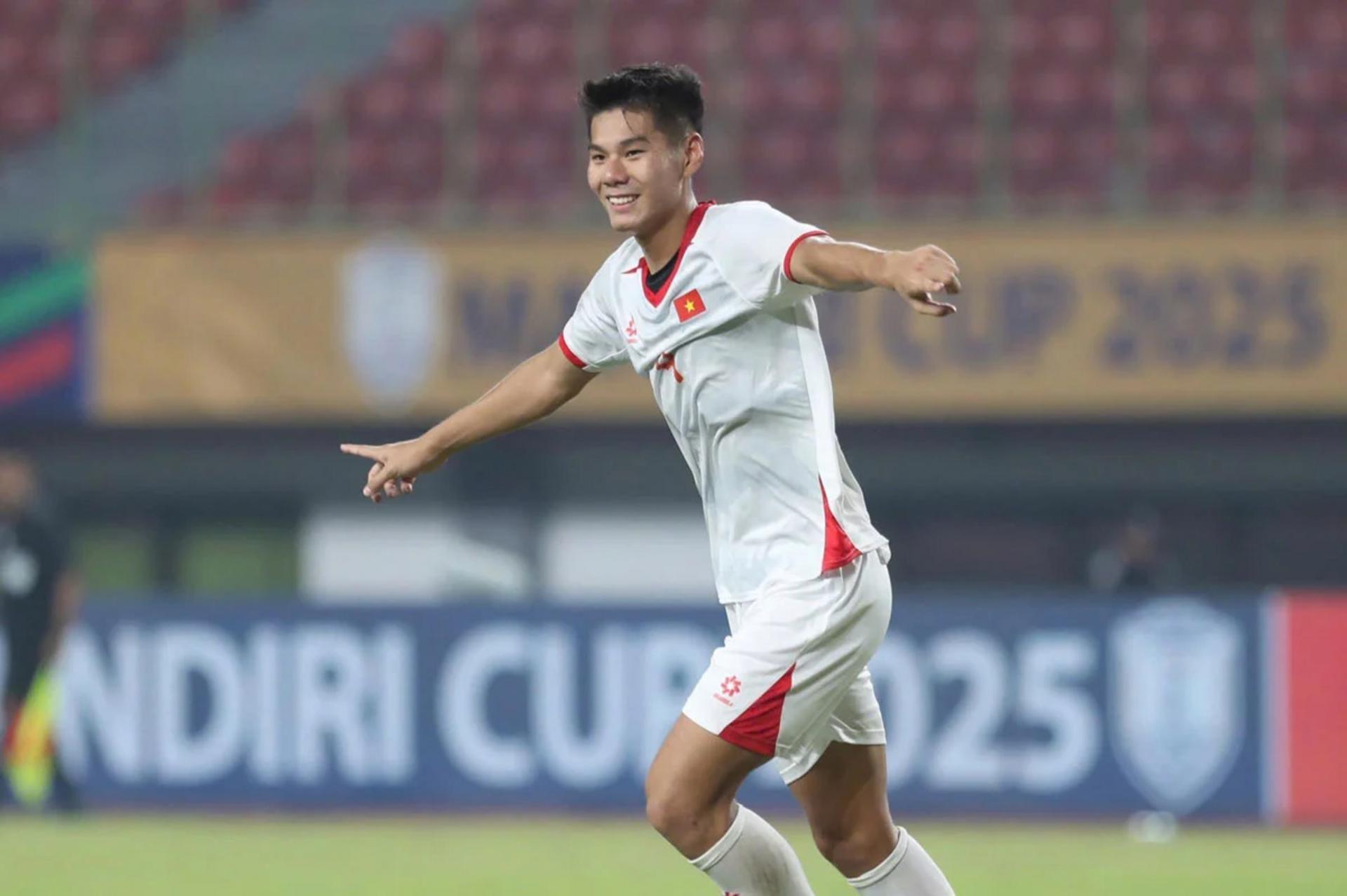 Trung vệ Nguyễn Hiểu Minh