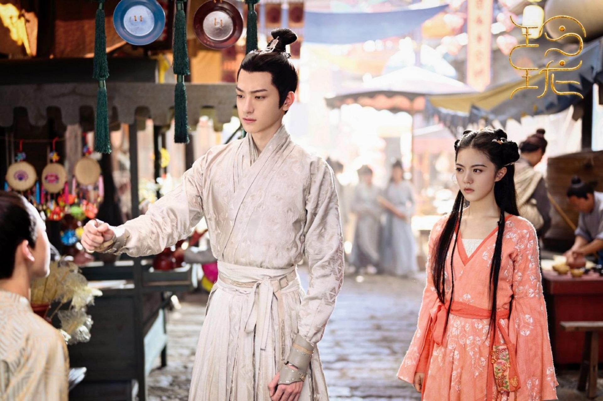 Giữa thế gian hỗn loạn, chân mệnh thiên tử sẽ tìm thấy ánh sáng cứu rỗi.