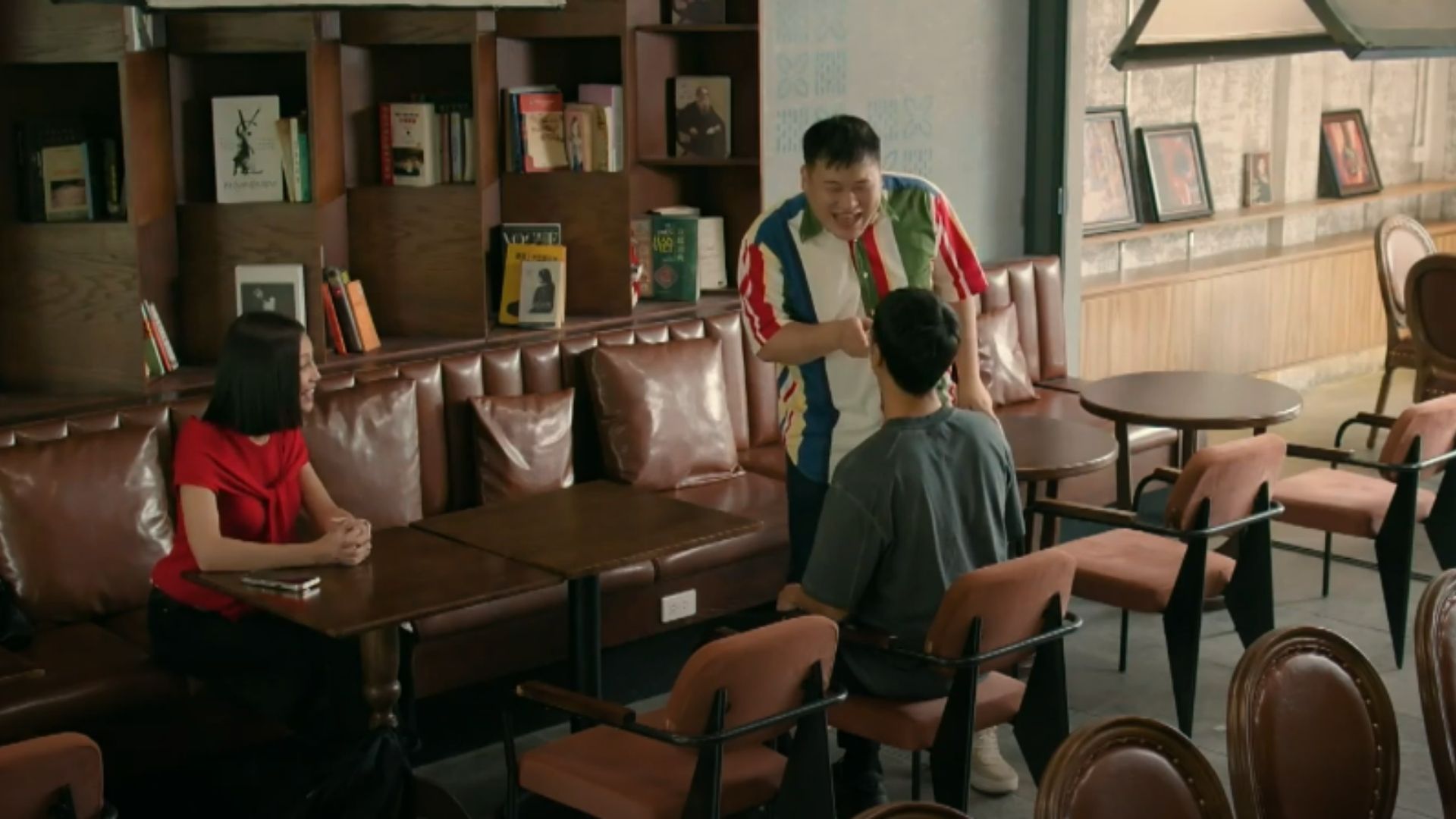 Viễn và Ngân đứng lặng người dưới hàng phượng vĩ, nhận ra thực tại đã không còn chỗ cho tình yêu của họ