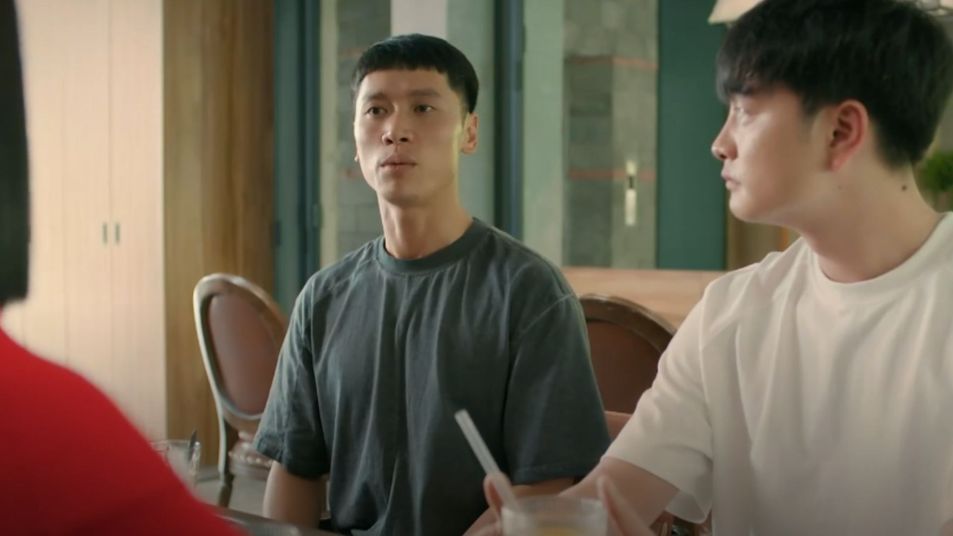 Viễn lặng lẽ thu xếp hành lý, chọn cách rời đi để bảo vệ sự yên bình cho cuộc đời của Ngân