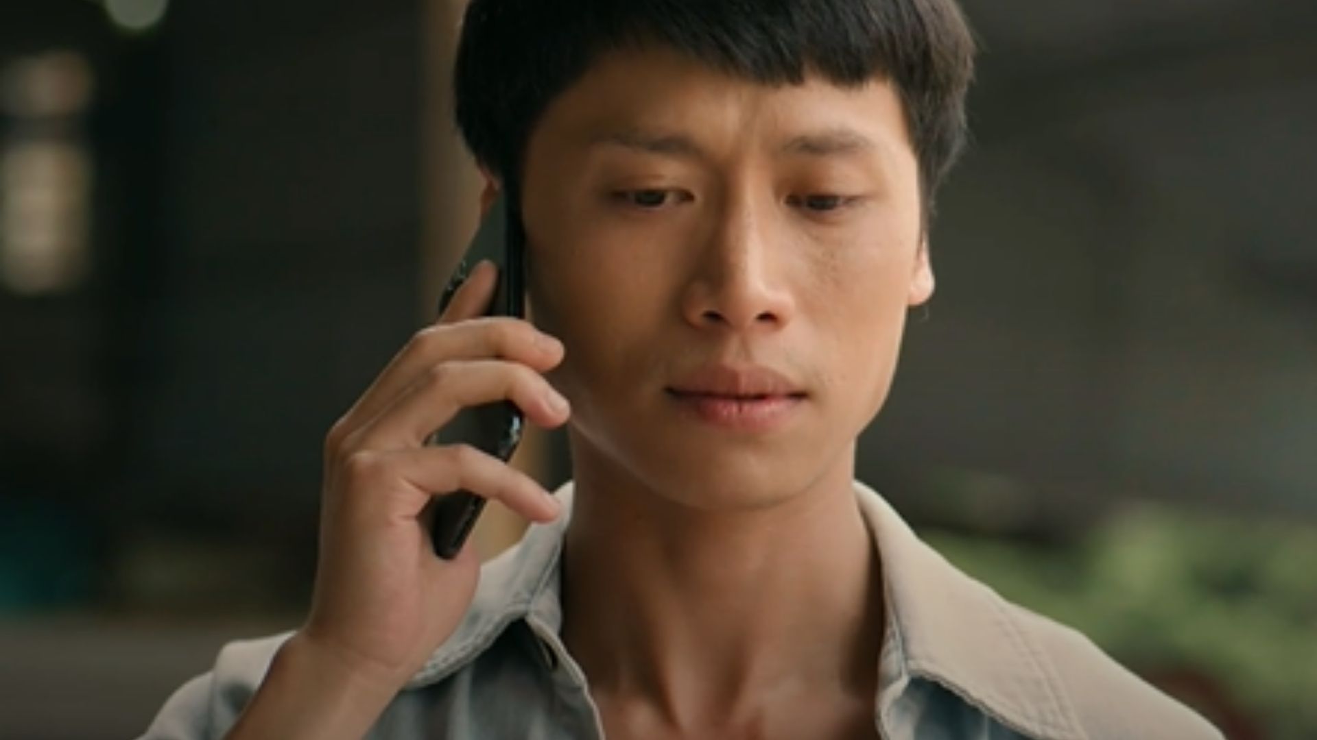 Chỉ một nụ hôn nhẹ, nhưng đủ để xóa đi mọi khoảng cách và những do dự giữa hai con tim