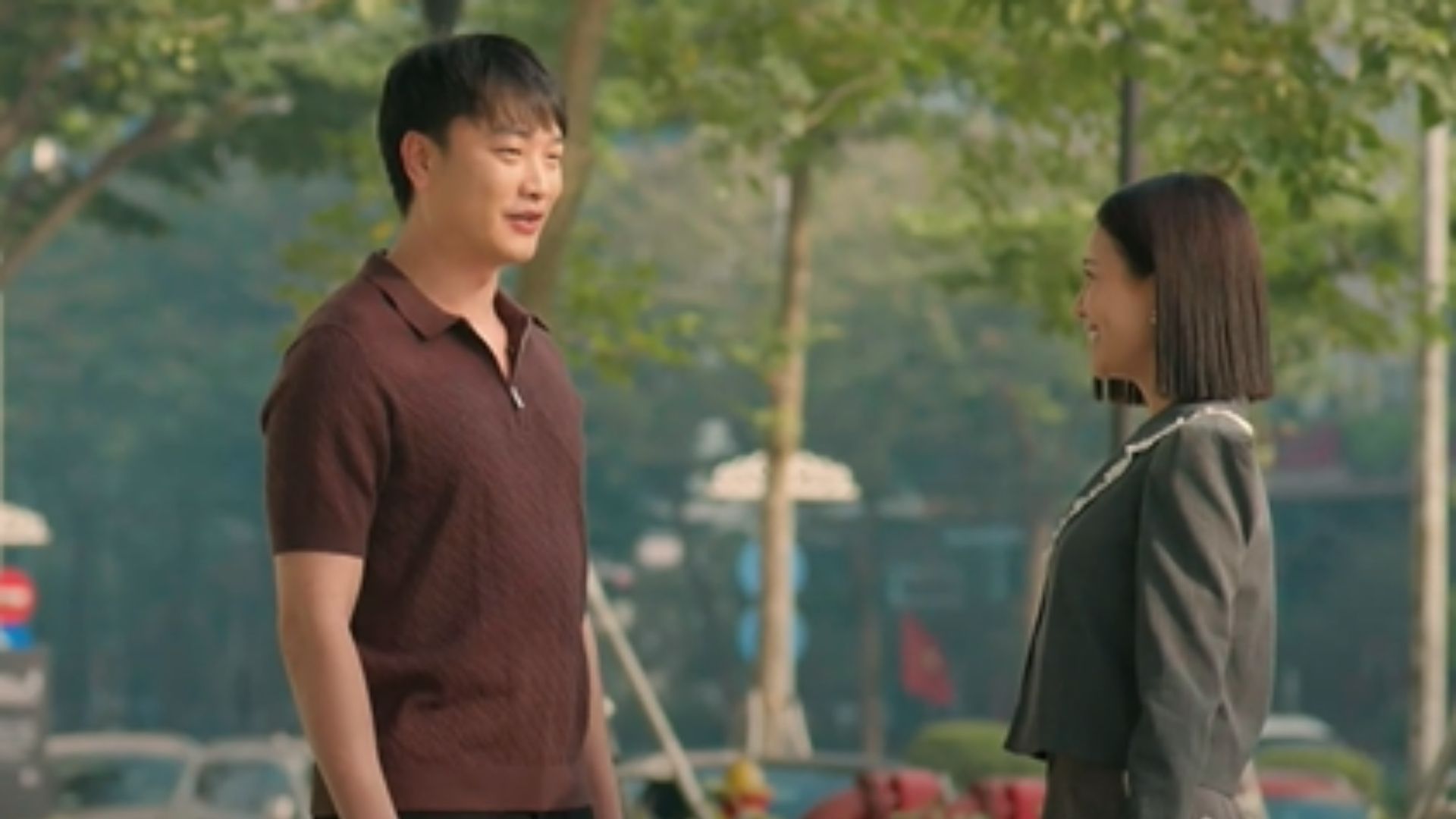 Viễn và Ngân chọn ngồi lại, bình thản khép lại quá khứ để mỗi người có thể bước tiếp nhẹ nhàng hơn