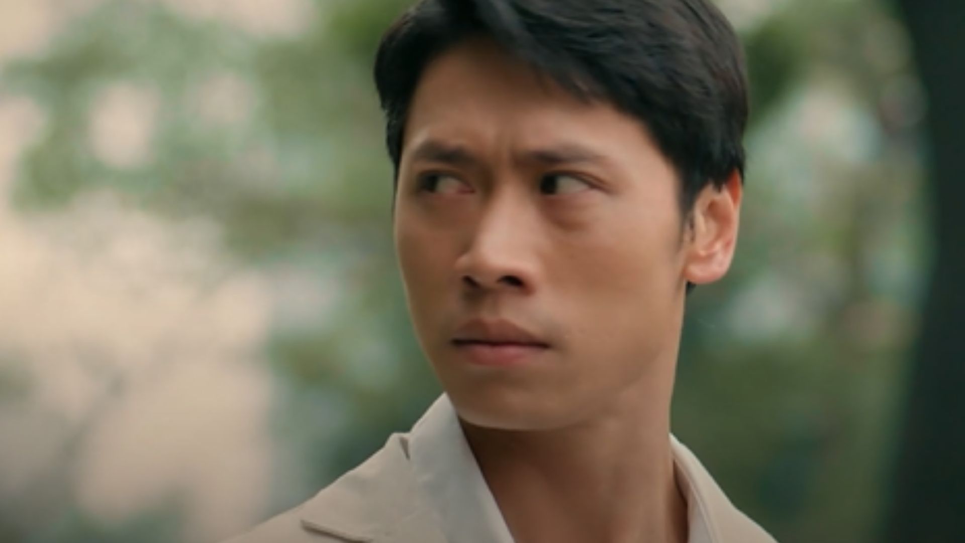 Đứng trước bầu trời rực nắng, họ hiểu rằng thanh xuân đã sang trang và tương lai đang chờ phía trước