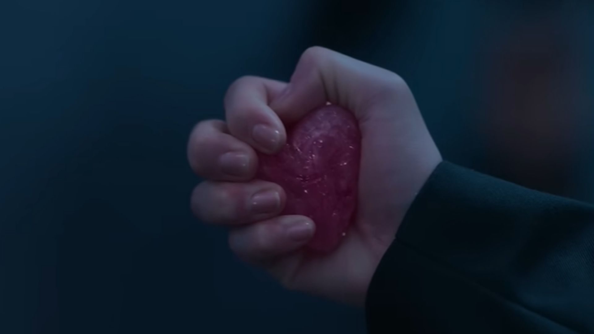 Ju Ho Jin nắm chặt tay Cha Mu Hee vượt qua sự bao vây của phóng viên để khẳng định tình yêu đích thực trong tập 10