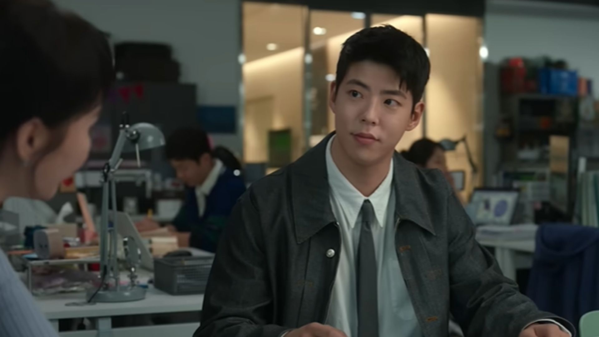 Ju Ho Jin đầy uy nghiêm đứng trước bục phát biểu, chuẩn bị công bố bằng chứng minh oan cho Cha Mu Hee