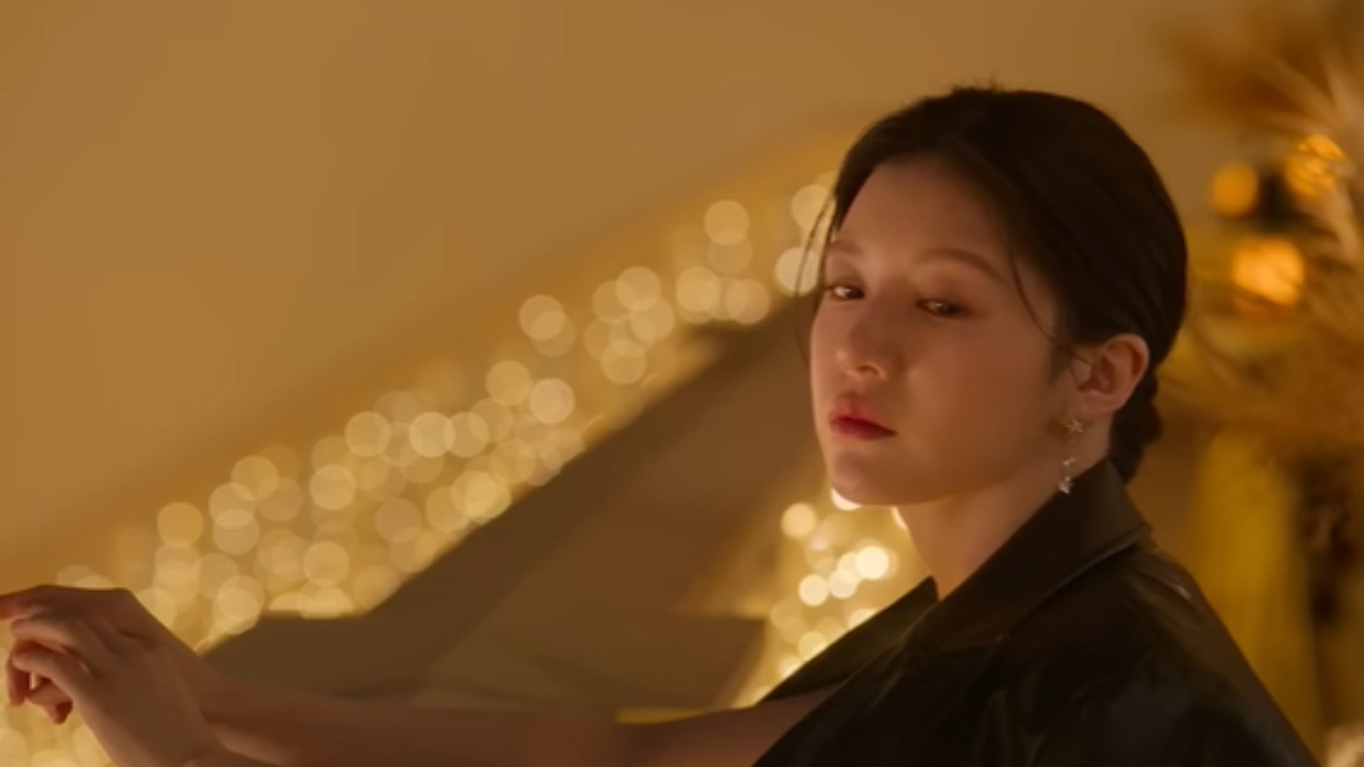 Khoảnh khắc Ju Ho Jin và Cha Mu Hee trao nhau nụ hôn lãng mạn giữa lòng thành phố Florence cổ kính