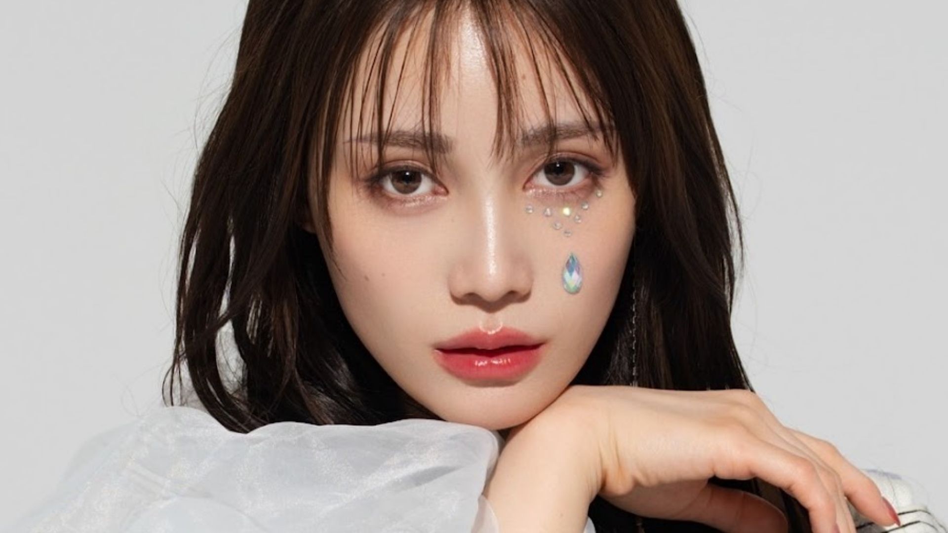 Chiharu nỗ lực giữ nụ cười điềm tĩnh khi trực tiếp tuyên chiến với Emiru trước mặt giới thượng lưu