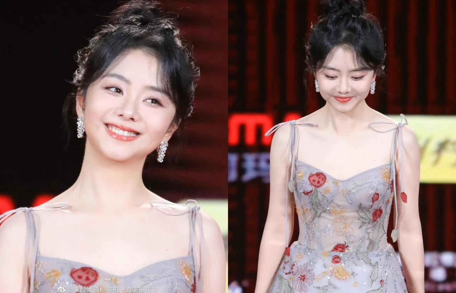 Đàm Tùng Vận rạng rỡ hạnh phúc tại một sự kiện vinh danh sự nghiệp