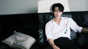 Đàn Kiện Thứ sở hữu vẻ đẹp sắc sảo cùng khí chất lịch lãm của một ngôi sao toàn năng