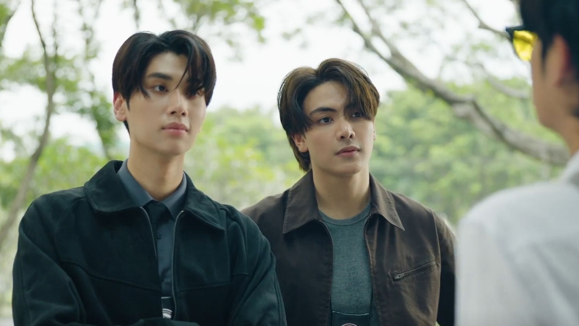 Joong Archen nén đau đớn, kiên quyết nắm chặt tay Dunk Natachai cùng vượt qua vòng vây kẻ thù