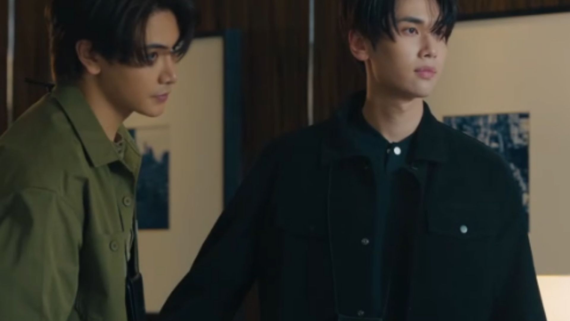 Ánh mắt đầy thất vọng của Dunk Natachai khi chứng kiến sự che giấu của Joong Archen về những bí mật liên quan đến gia đình anh