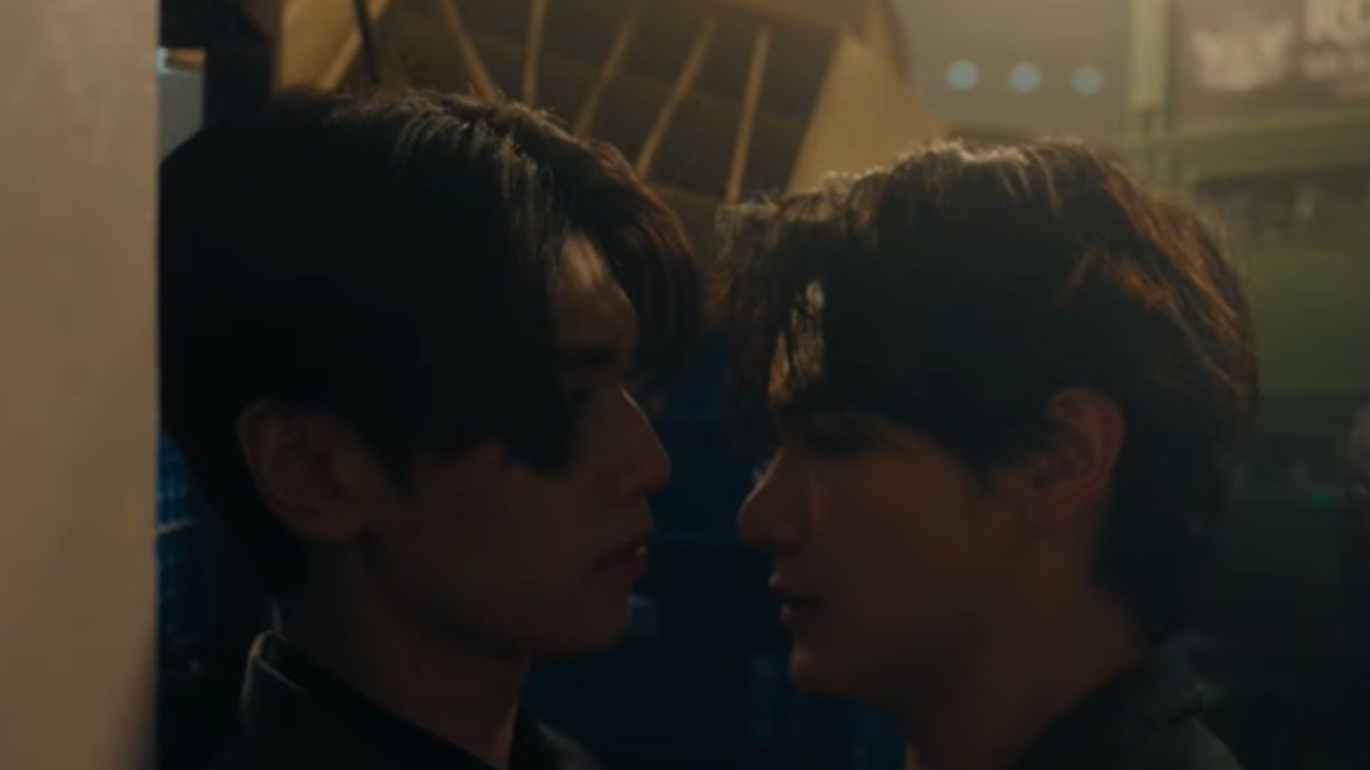 Joong Archen chân thành giải thích toàn bộ sự thật về quá khứ gia đình cho Dunk Natachai sau khi thoát khỏi hiểm nguy