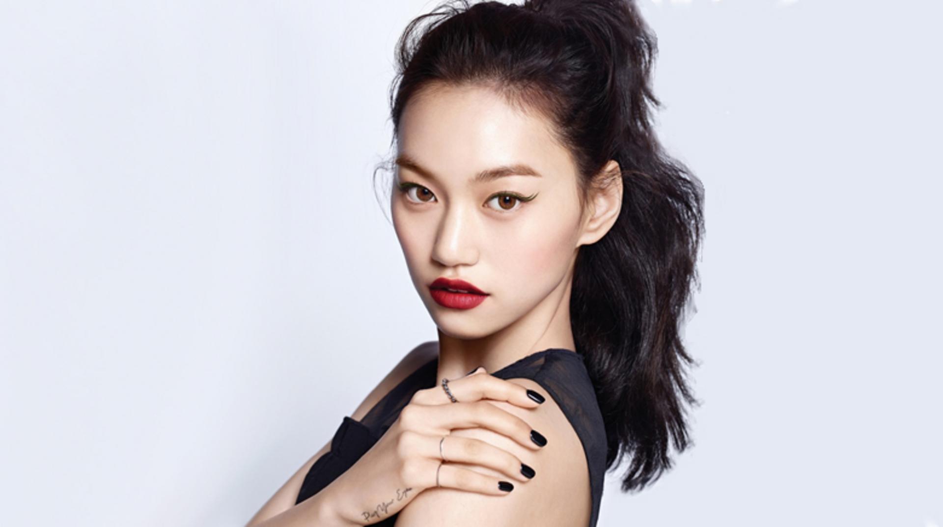 Kim Do Yeon gây chú ý nhờ thần thái sang chảnh và sắc sảo cuốn hút