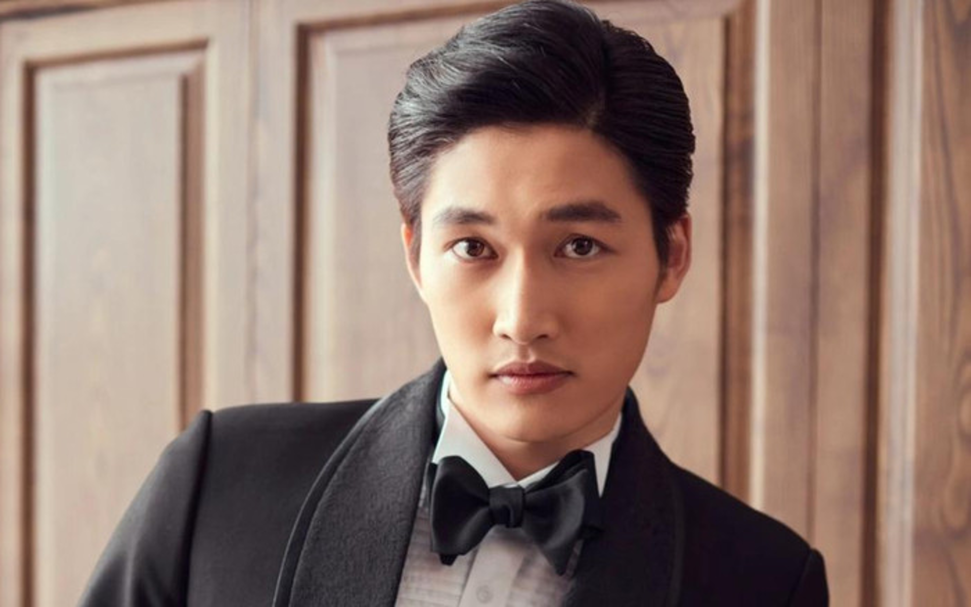 Diễn viên Đình Tú sở hữu ngoại hình lôi cuốn cùng phong thái diễn xuất hiện đại, lịch lãm