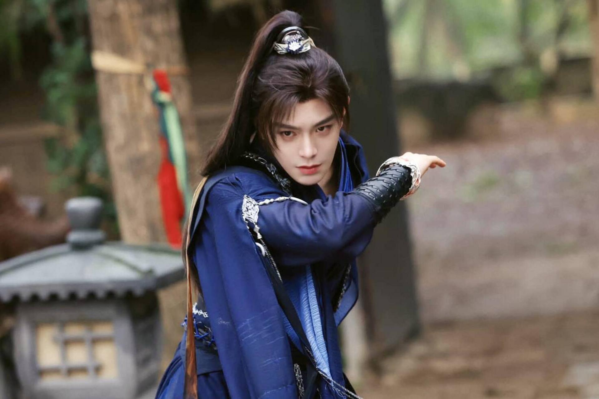 Đinh Vũ Hề cuốn hút trong tạo hình cổ trang tiên hiệp đầy ma mị.