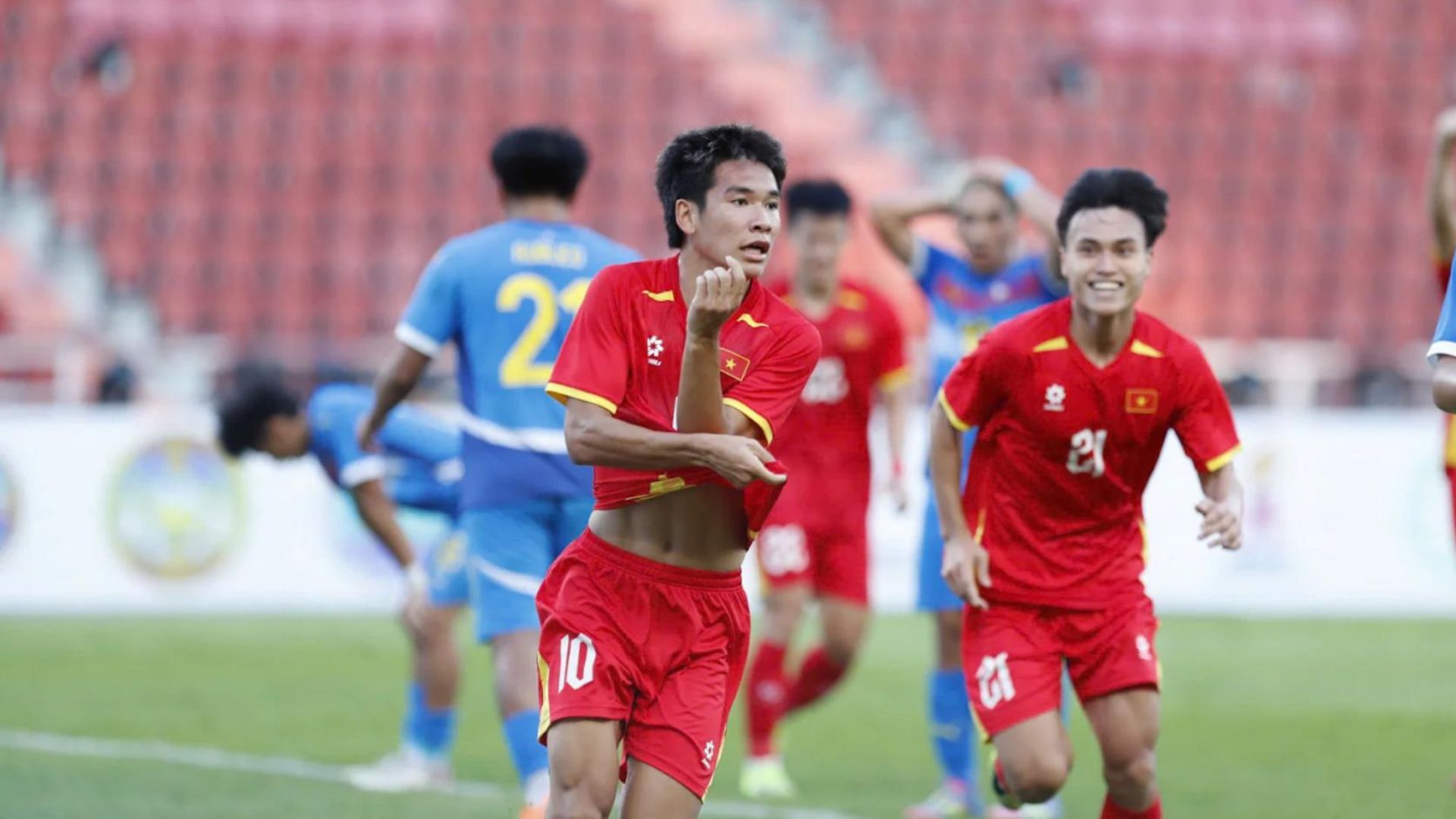 Tiền đạo Văn Thuận