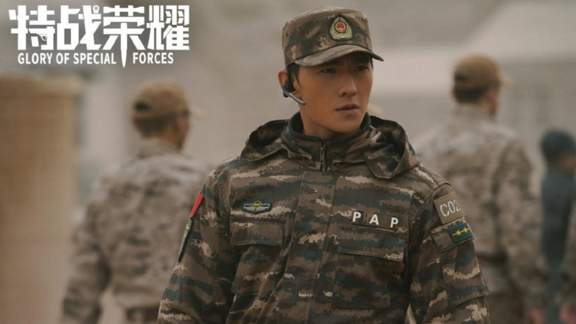 Dương Dương sở hữu vẻ đẹp nam thần chuẩn mực và khí chất quân nhân thanh lịch