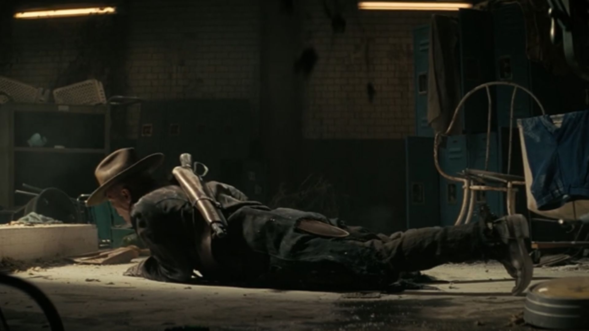 Lucy và Maximus đứng giữa đại sảnh Lucky 38, đối mặt với hình ảnh mô phỏng khổng lồ của Robert House đang điều khiển vận mệnh New Vegas