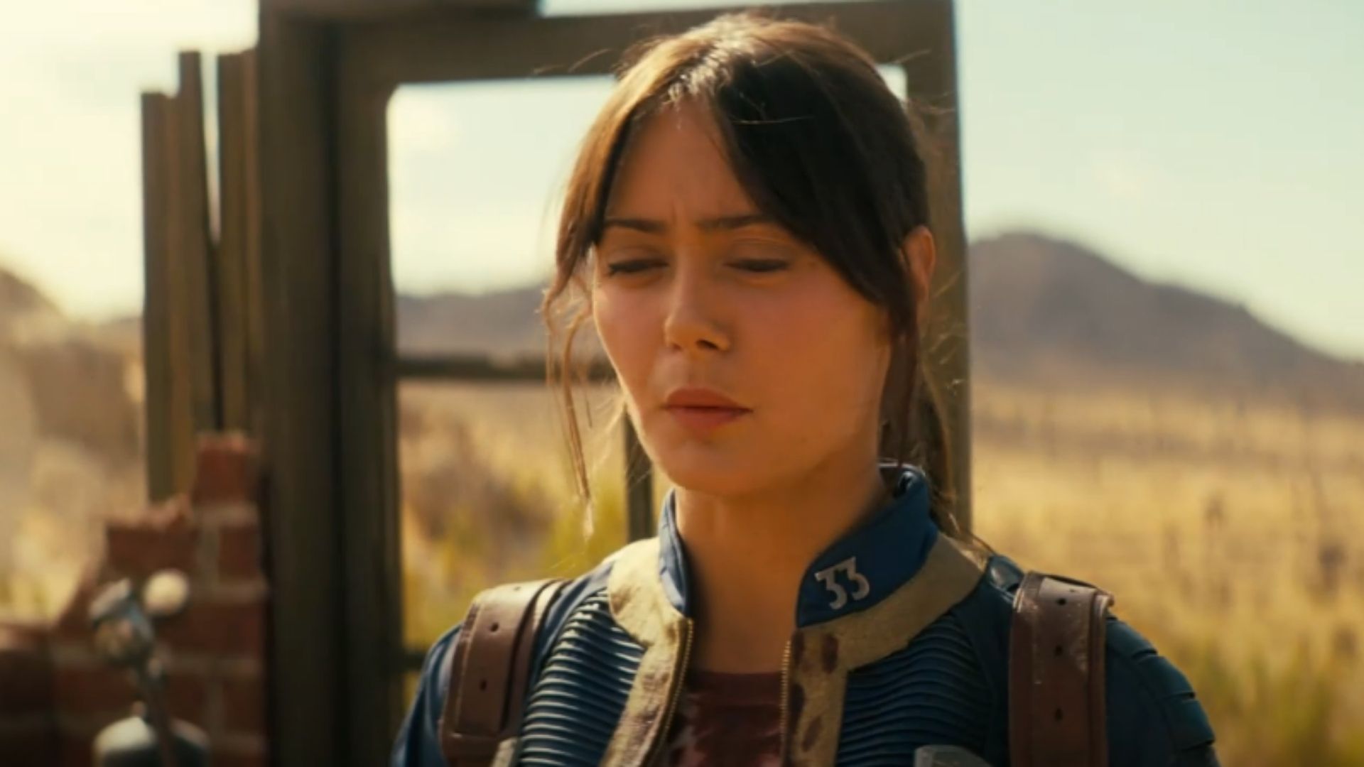 Lucy và Maximus đứng giữa đại sảnh Lucky 38, đối mặt với hình ảnh mô phỏng khổng lồ của Robert House đang điều khiển vận mệnh New Vegas