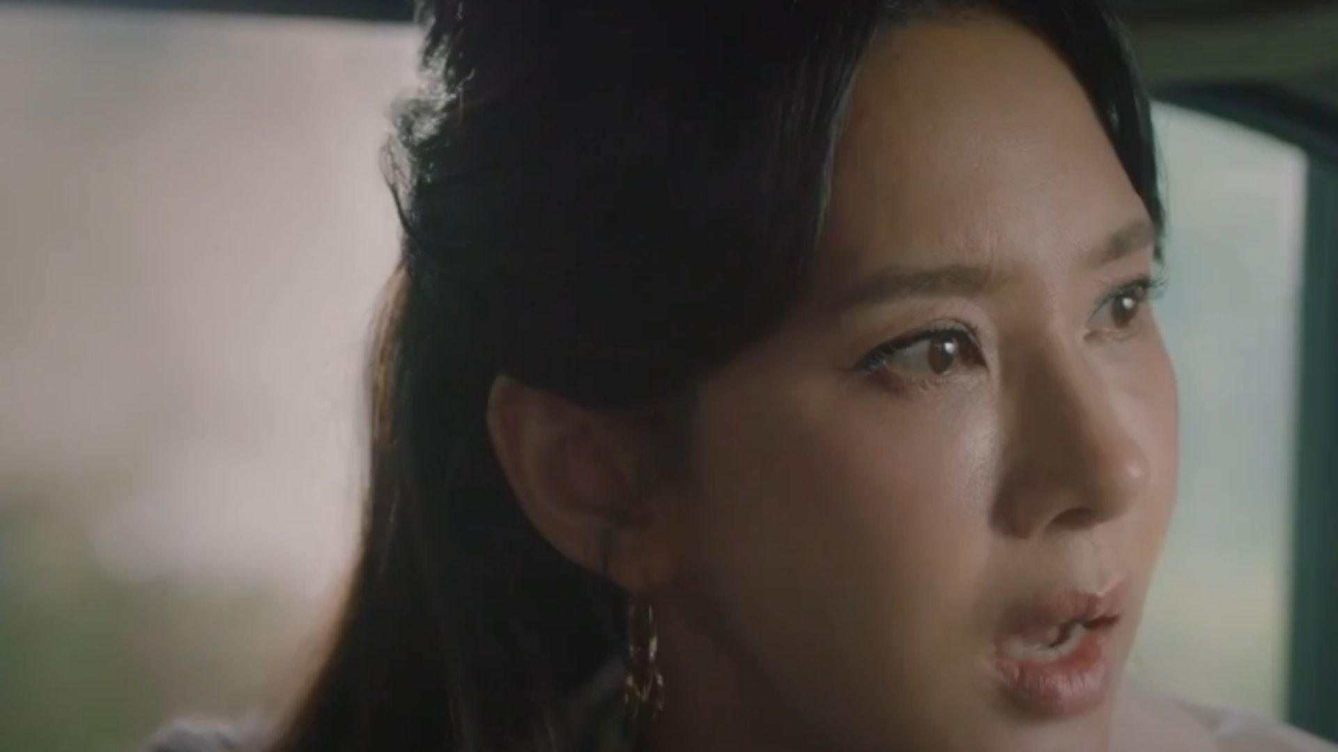 Oh Jang Mi thẫn thờ trước những bằng chứng vạch trần thân phận thực sự của kẻ sát nhân đứng sau bóng tối