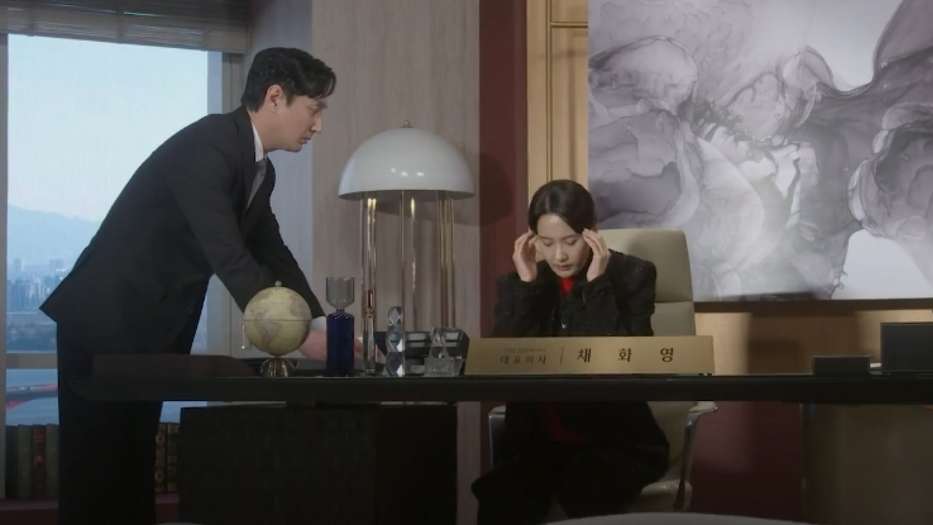 Kang Baek Ho bất lực nhìn sự nghiệp của gia đình tan biến dưới bàn tay xoay chuyển của Oh Jang Mi